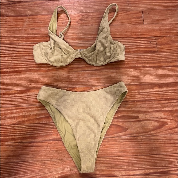 Bikini - Picture 8 of 14